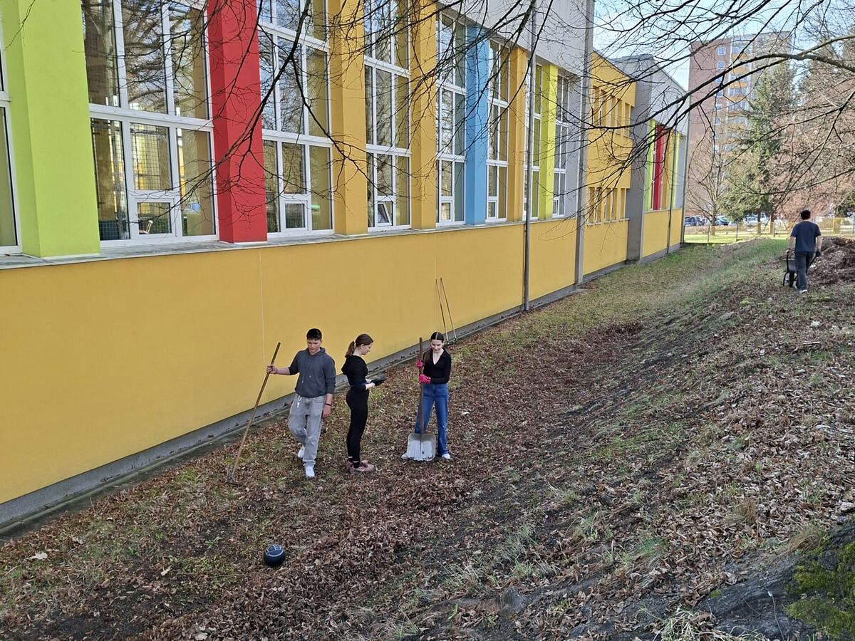 Pracovní činnosti na školní zahradě 