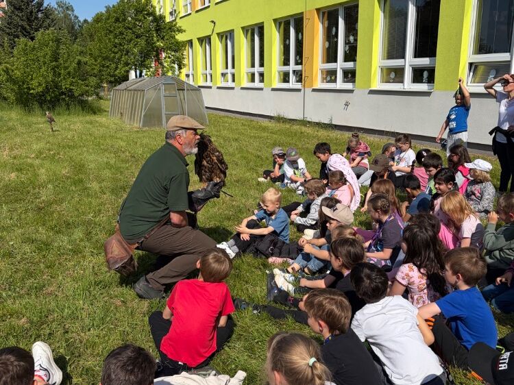Ukázka volného letu dravců pro žáky 1.stupně.
